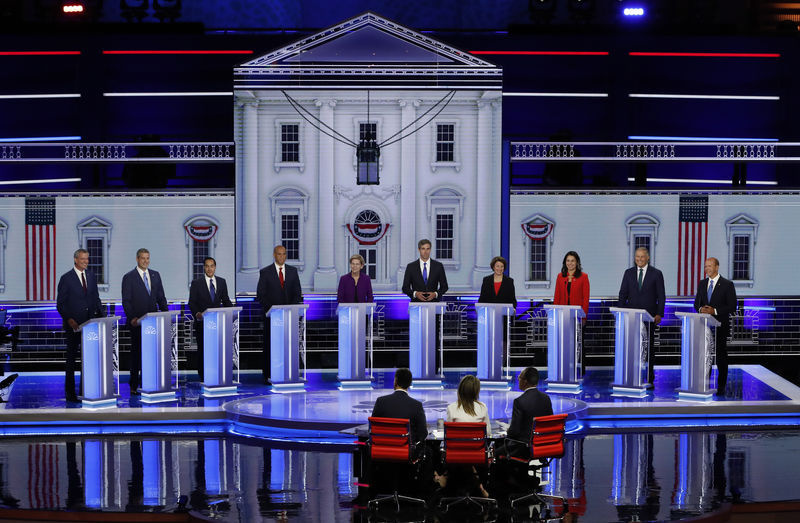 © Reuters. Candidatos demócratas para las presidenciales de EEUU en el primer debate en Miami, Florida, Estados Unidos, 26 de junio de 2019