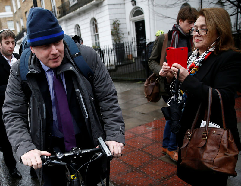 © Reuters. Boris Johnson, en bicicleta, cuando era alcalde de Londres