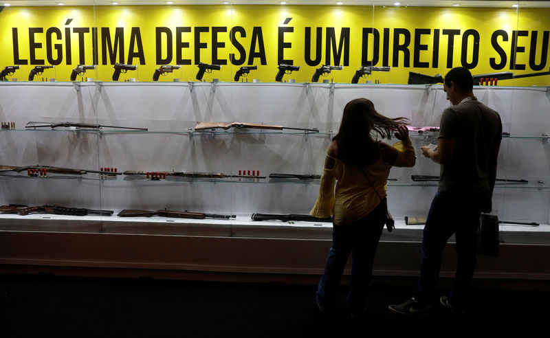 © Reuters. Visitantes observam armas em feira do setor de defesa no Rio de Janeiro