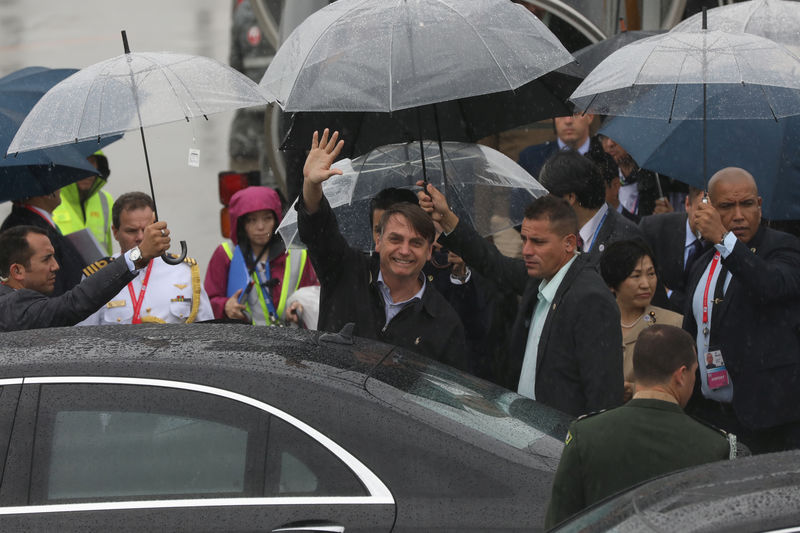 © Reuters. Presidente Jair Bolsonaro desembarca no aeroporto de Osaka, no Japão