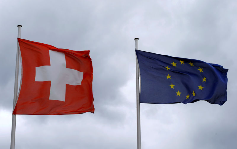 © Reuters. Bandera de la UE junto a la bandera nacional de Suiza en Rheinfelden, Alemania, el 11 de marzo de 2019
