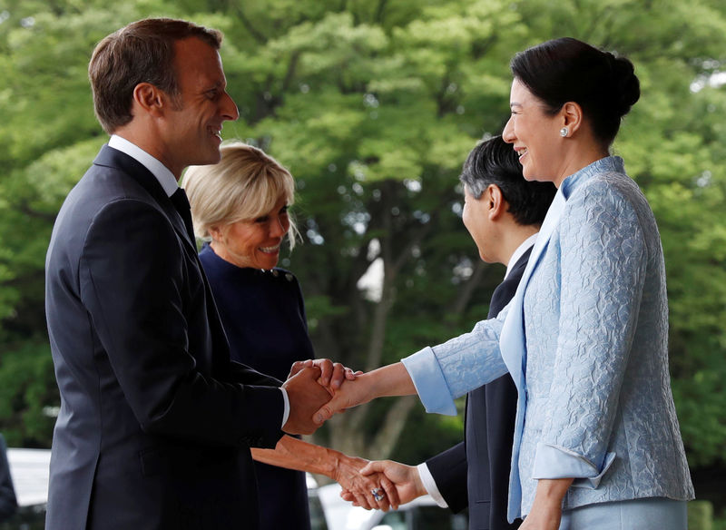 © Reuters. Presidente francês, Emmanuel Macron, e a mulher, Brigitte, encontram imperador e imperatriz do Japão
