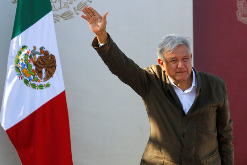 © Reuters. FILE PHOTO: Mexico's President Obrador takes part in a "unity" rally in Tijuana