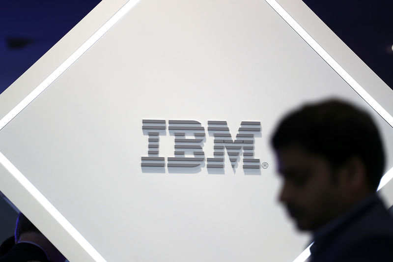 © Reuters. Imagen de archivo. Un hombre parado cerca del logo de IBM en el Mobile World Congress en Barcelona