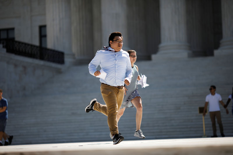 © Reuters. A news assistant runs outside the U.S. Supreme Court in Washington