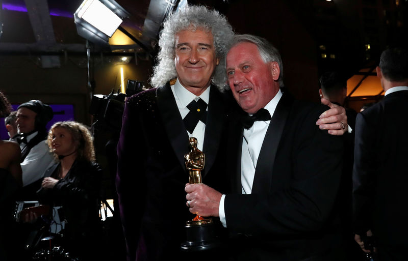 © Reuters. Imagen de archivo. El guitarrista de Queen, Brian May, y Paul Massey, ganador del Oscar por Mejor Mezcla de Audio, Los Angeles