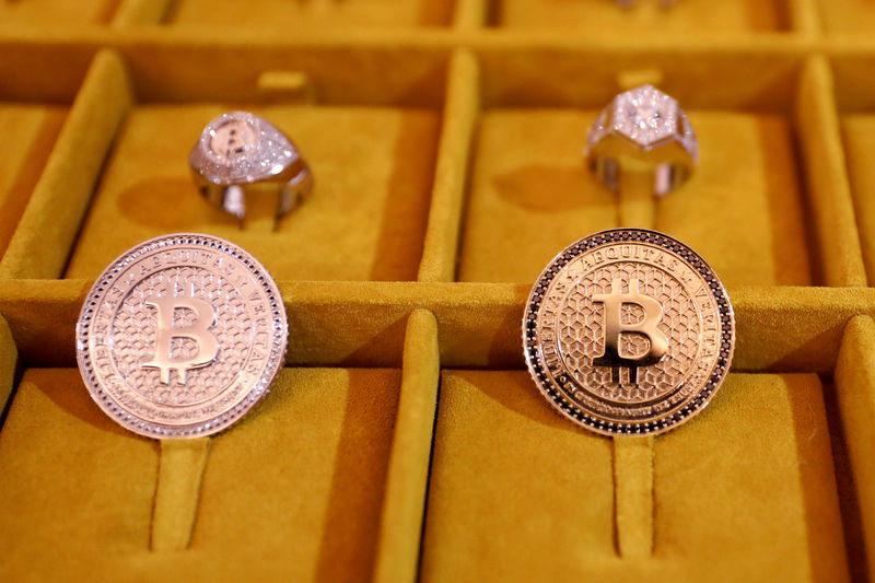 © Reuters. FILE PHOTO: Jewelry with the Bitcoin logo is seen on display at the Consensus 2018 blockchain technology conference in New York City,
