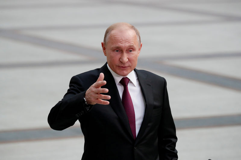 © Reuters. FILE PHOTO: Russian President Vladimir Putin attends a news briefing after an annual nationwide televised phone-in show in Moscow