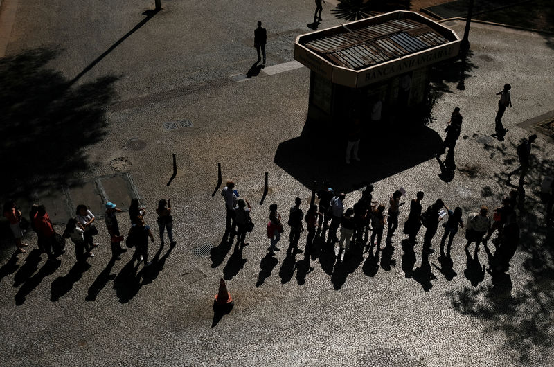 © Reuters. Fila de desempregados em feira de emprego em São Paulo
