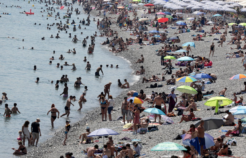 © Reuters. Pessoas se refrescam em Nice em meio a onda de calor na França