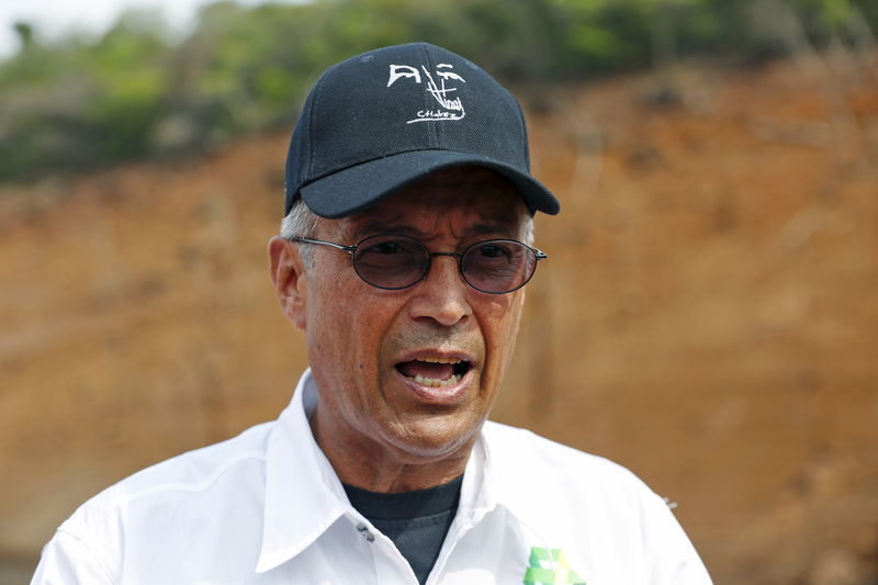 © Reuters. FILE PHOTO: Electricity Minister Luis Motta speaks during an interview with Reuters at the Guri Dam in Bolivar state