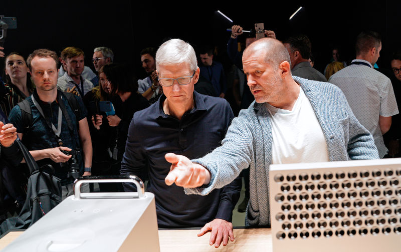 © Reuters. Apple CEO Tim Cook and Chief Design Officer Jonathan Ive look over the new Mac Pro during Apple's annual Worldwide Developers Conference in San Jose