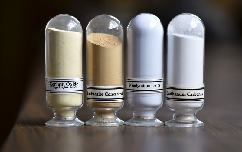 © Reuters. FILE PHOTO: Samples of rare earth minerals Cerium oxide, Bastnaesite, Neodymium oxide and Lanthanum carbonate at Molycorp's Mountain Pass Rare Earth facility