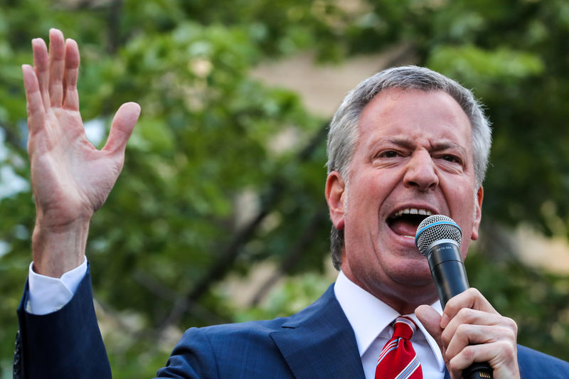 © Reuters. FILE PHOTO: New York City Mayor and Democratic presidential candidate Bill de Blasio attends a rally in New York