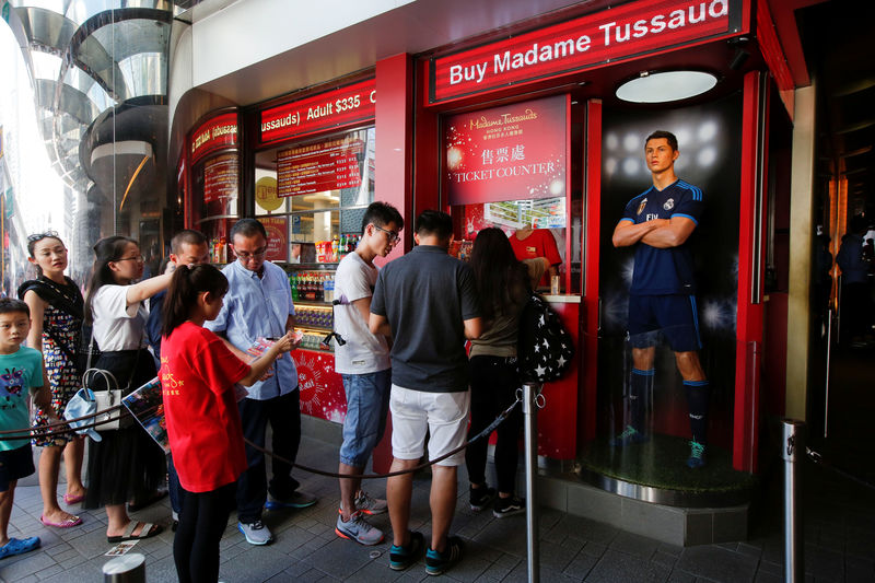 © Reuters. Tourists line up to buy tickets for Madame Tussauds in Hong Kong