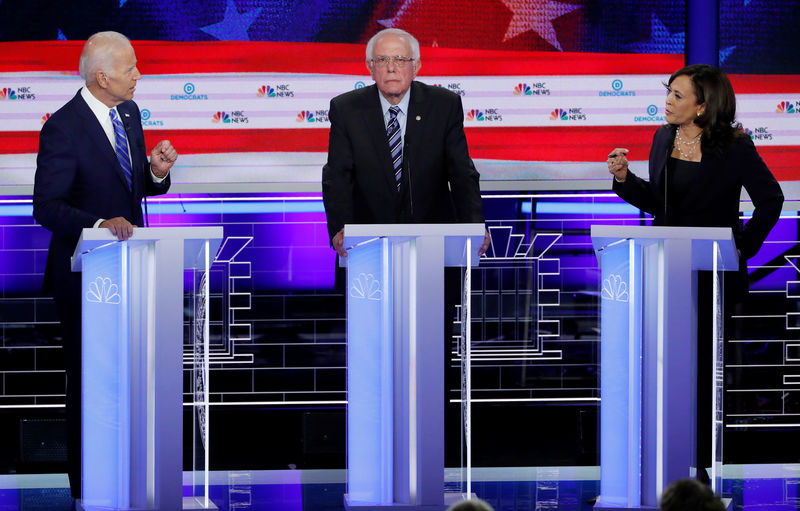© Reuters. Candidates debate during the second night of the first U.S. 2020 presidential election Democratic candidates debate in Miami, Florida, U.S.