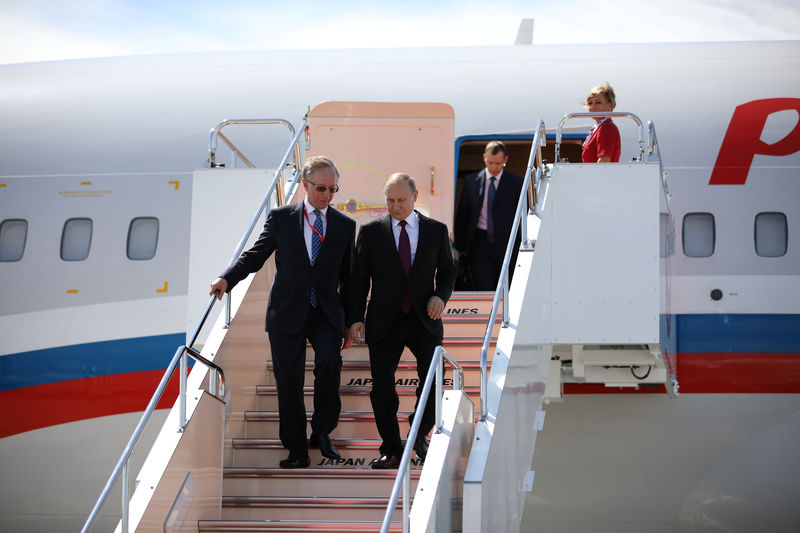 © Reuters. Russian President Vladimir Putin arrives at Kansai international airport ahead of the start of G20 leaders summit in Izumisano, Osaka prefecture, Japan