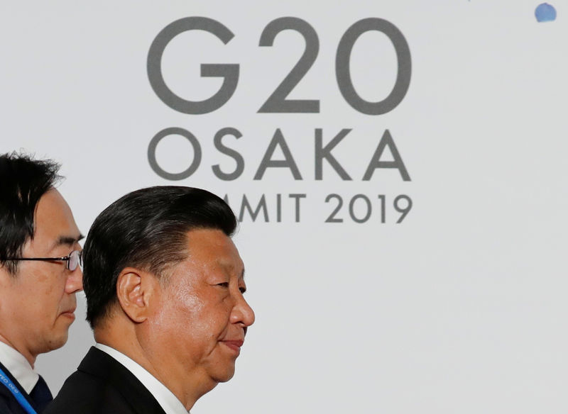 © Reuters. Chinese President Xi Jinping arrives for an welcome and family photo session at G20 leaders summit in Osaka, Japan