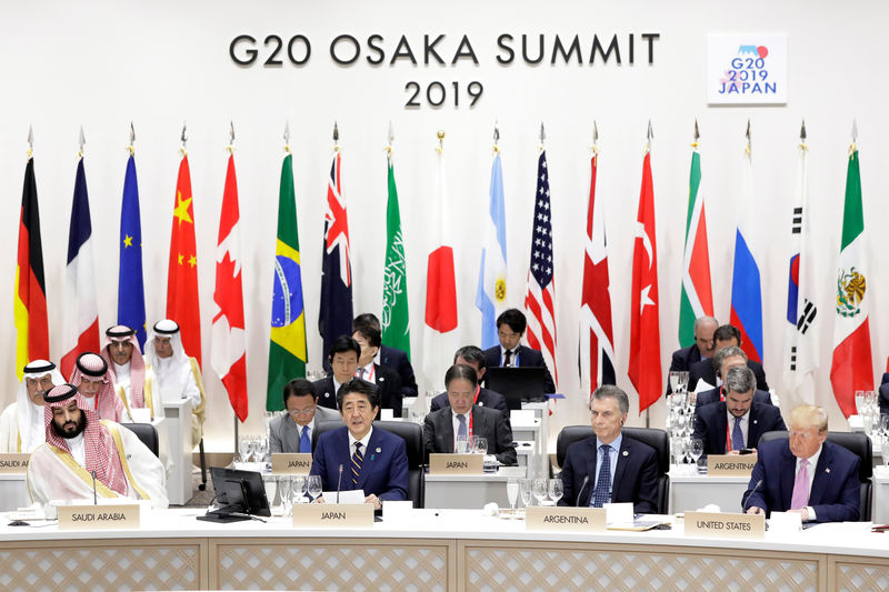 © Reuters. Japan's Prime Minister Abe speaks as other leaders listen during a working lunch at the G20 summit in Osaka