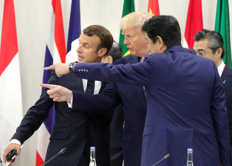 © Reuters. El primer ministro japonés, Shinzo Abe, el presidente estadounidense, Donald Trump, y el presidente francés, Emmanuel Macron, en la cumbre del G20 en Osaka, Japón, el 28 de junio de 2019