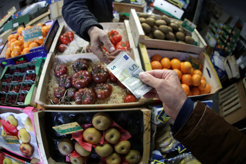 © Reuters. A shopper pays with a Euro bank note in a market in Nice