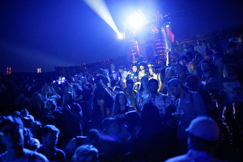 © Reuters. Festival goers enjoy the nightlife at the South East Corner area of Glastonbury Festival in Somerset