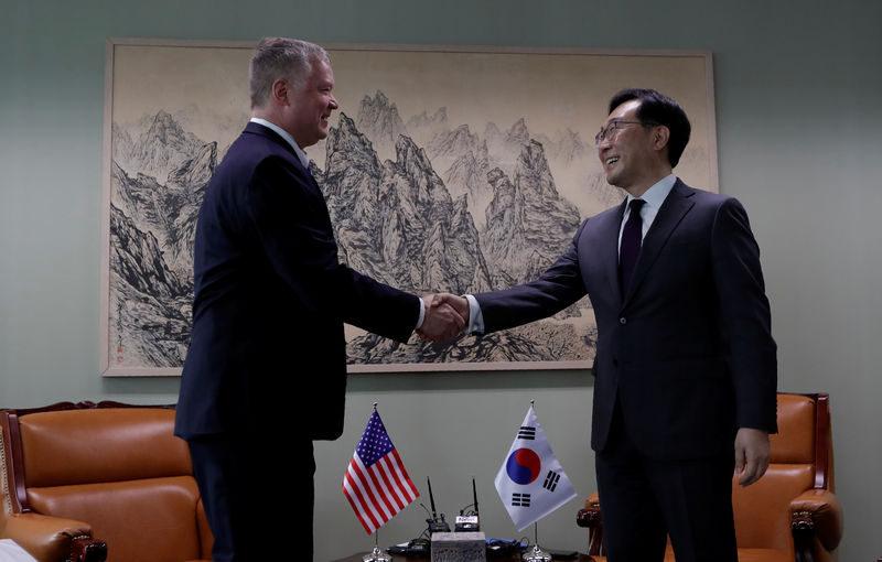 © Reuters. El enviado especial de Estados Unidos ante Corea del Norte, Stephen Biegun (izq.), saluda al enviado especial de Corea del Sur para Asuntos de Paz y Seguridad de la Península Coreana, Lee Do-hoon, en el Ministerio de Relaciones Exteriores en Seúl, Corea del Sur, el viernes 28 de junio de 2019