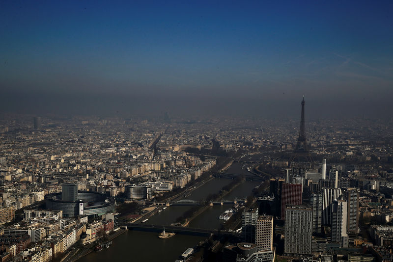 © Reuters. FOTO DE ARCHIVO: La Torre Eiffel rodeada por una neblina de partículas pequeñas que cuelga sobre el horizonte en París, Francia, el 22 de marzo de 2019