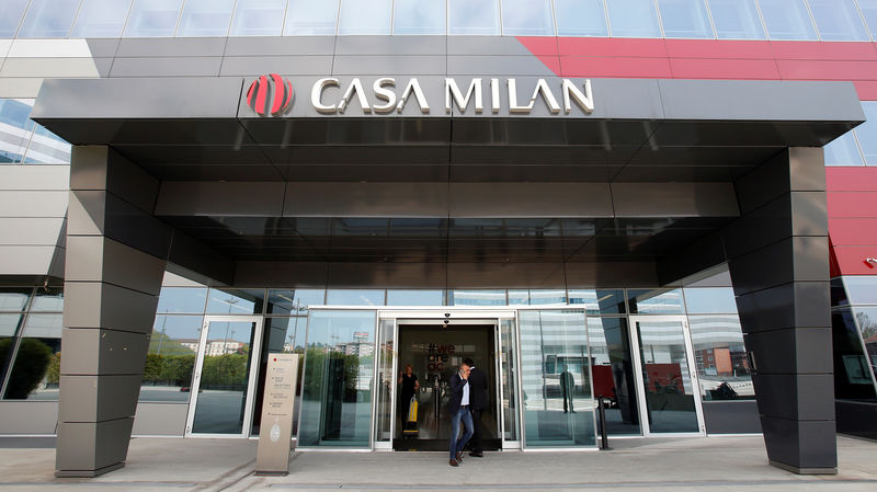 © Reuters. المحكمة الرياضية: إيقاف ميلانو عن المشاركة في الدوري الأوروبي لخرقه قواعد اللعب المالي النظيف