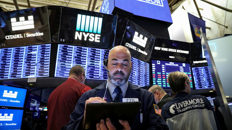 © Reuters. FILE PHOTO: Traders work on the floor at the NYSE in New York