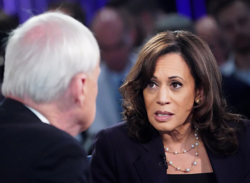 © Reuters. Senator Harris is interviewed after the second night of the first U.S. 2020 presidential election Democratic candidates debate in Miami, Florida, U.S.