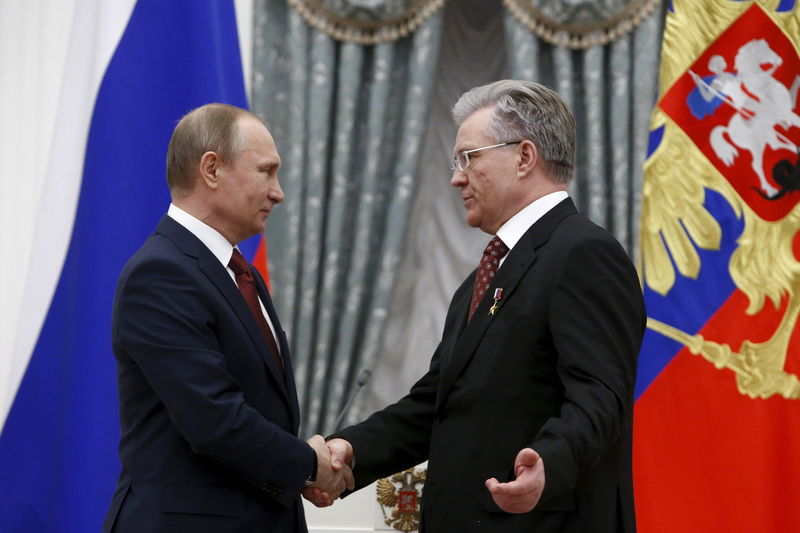 © Reuters. FILE PHOTO: Putin shakes hands with Bogdanov during a ceremony awarding the Hero of Labor at the Kremlin in Moscow