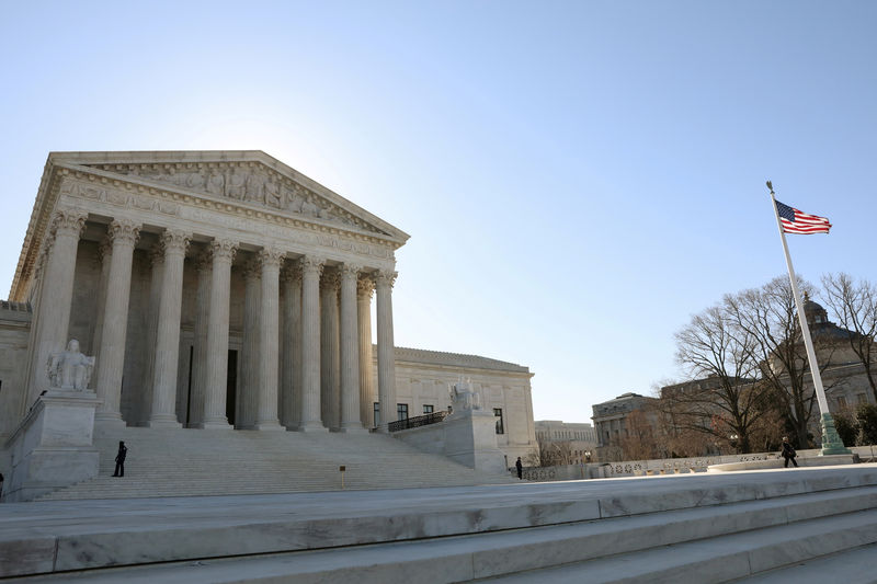 © Reuters. FILE PHOTO: The U.S. Supreme Court building is seen in Washington