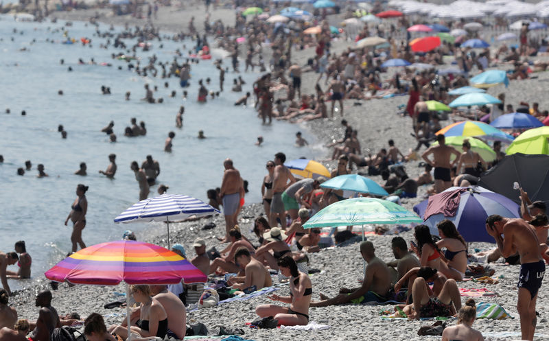 © Reuters. Pessoas se refrescam em Nice durante onda de calor na França