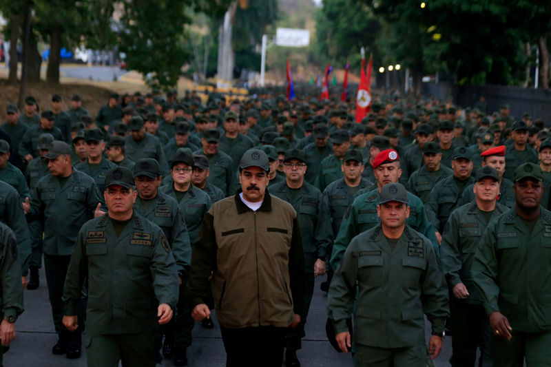 © Reuters. Imagen de archivo del presidente de Venezuela, Nicolás Maduro, junto al ministro de Defensa, Vladimir Padrino López (izq), durante una ceremonia de una base militar de Caracas, Venezuela.