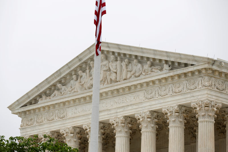 © Reuters. FILE PHOTO: The Supreme Court stands before decisions are released for the term in Washington