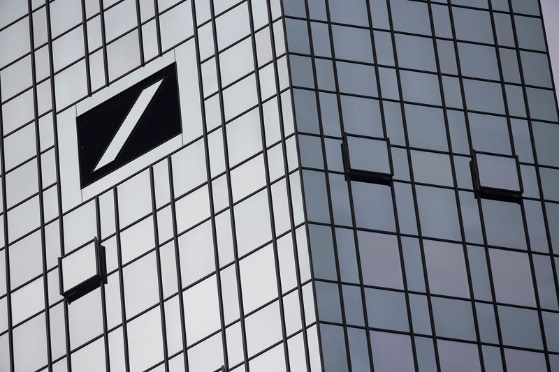 © Reuters. FILE PHOTO: The Deutsche Bank headquarters are seen in Frankfurt