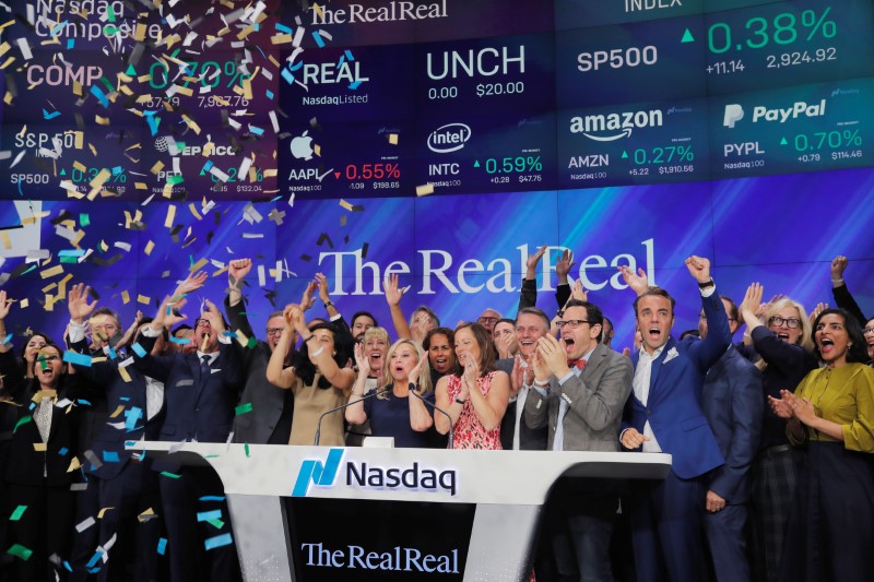 © Reuters. Julie Wainwright (C), CEO of The RealReal Inc. takes part in the company's IPO at the Nasdaq MarketSite inside of Times Square in New York