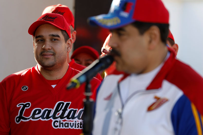 © Reuters. El hijo de Nicolás Maduro escucha una comparecencia de su padre