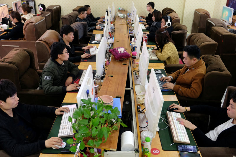 © Reuters. Funcionário fazendo rotulagem de imagens na província de Henan, na China.