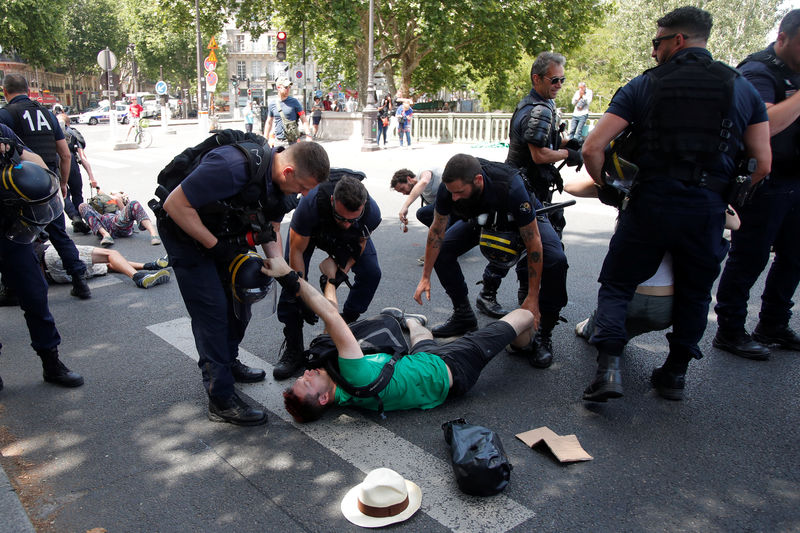 نشطاء يشتبكون مع الشرطة في باريس وسط ارتفاع قياسي في درجات الحرارة