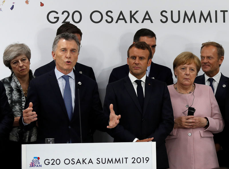 © Reuters. Argentina's President Mauricio Macri speaks next to leaders during a news conference at the G20 summit in Osaka