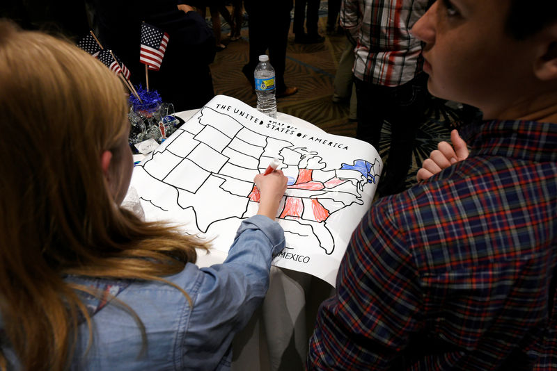 © Reuters. FILE PHOTO: A girls colors an electoral map of the United States in either red or blue in Raleigh, North Carolina, U.S.