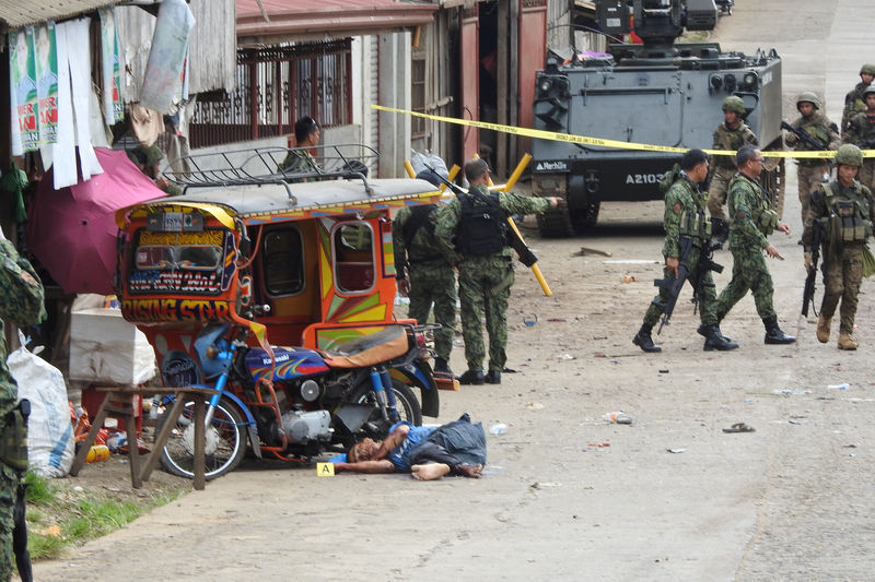 الجيش الفلبيني يرجح أن يكون الانفجار في إحدى قواعده هجوما انتحاريا