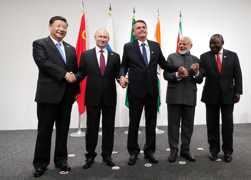 © Reuters. De izquierda a derecha,  el presidente de China, Xi Jinping; el de Rusia, Vladimir Putin; el de Brasil, Jair Bolsonaro; el primer ministro de la India, Narendra Modi; y el presidente de Sudáfrica, Cyril Ramaphosa, posan para una foto durante una cumbre d