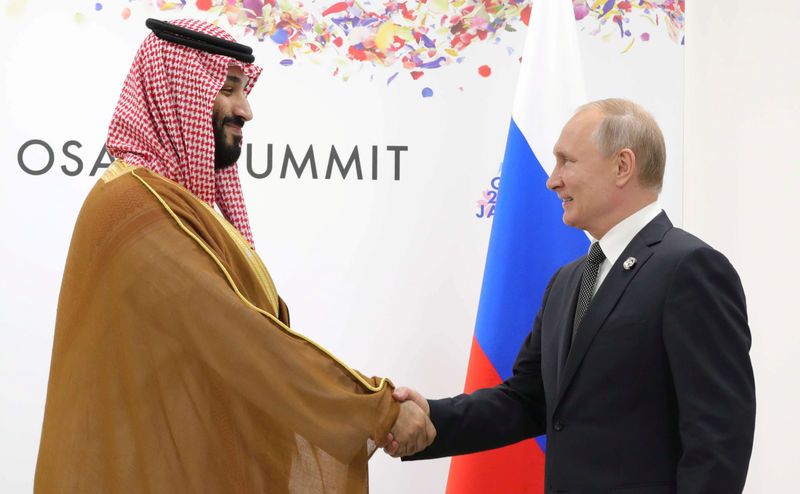 © Reuters. El presidente de Rusia, Vladimir Putin (derecha), y el príncipe heredero de Arabia Saudita, Mohammed Bin Salman, durante una reunión en la cumbre del G20 en Osaka, Japón.