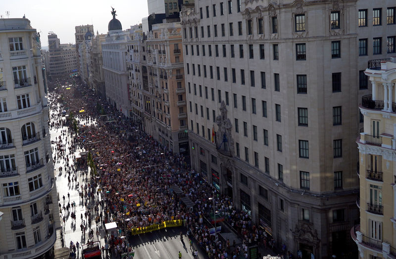 © Reuters. Manifestantes participan en una protesta contra la decisión del nuevo gobierno municipal de Madrid, del conservador Partido Popular, de suspender algunas de las políticas contra las emisiones de automóviles en el centro de la ciudad