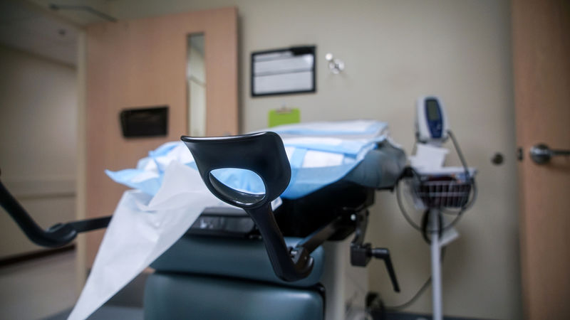 © Reuters. A imaging table inside Missouri's sole abortion clinic in St. Louis