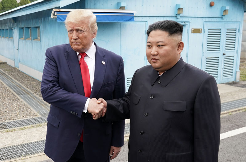 © Reuters. U.S. President Trump and North Korean leader Kim Jong Un meet at the Korean Demilitarized Zone