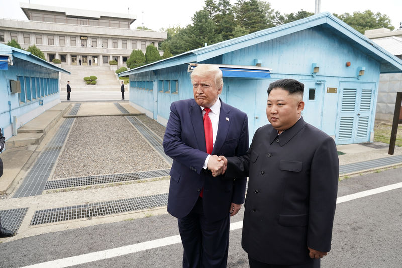 © Reuters. El presidente de Estados Unidos, Donald Trump, se reúne con el líder norcoreano Kim Jong Un en la zona desmilitarizada que separa las dos Coreas